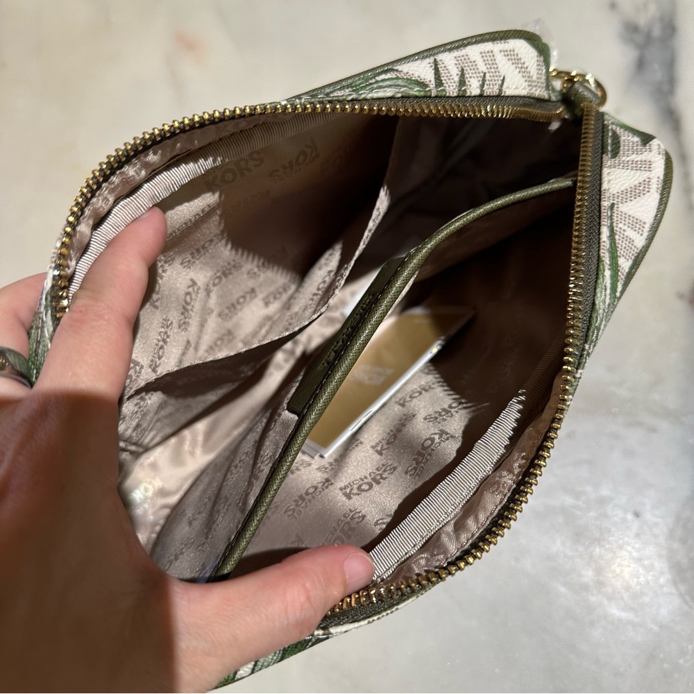 Michael Kors Jet Set Item Crossbody - Picture 4 of 5